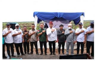 Ketua DPRD Siak Tanam Perdana 4000 Bibit Sawit, Indra Gunawan: Kami Siap Kawal Sampai Jadi